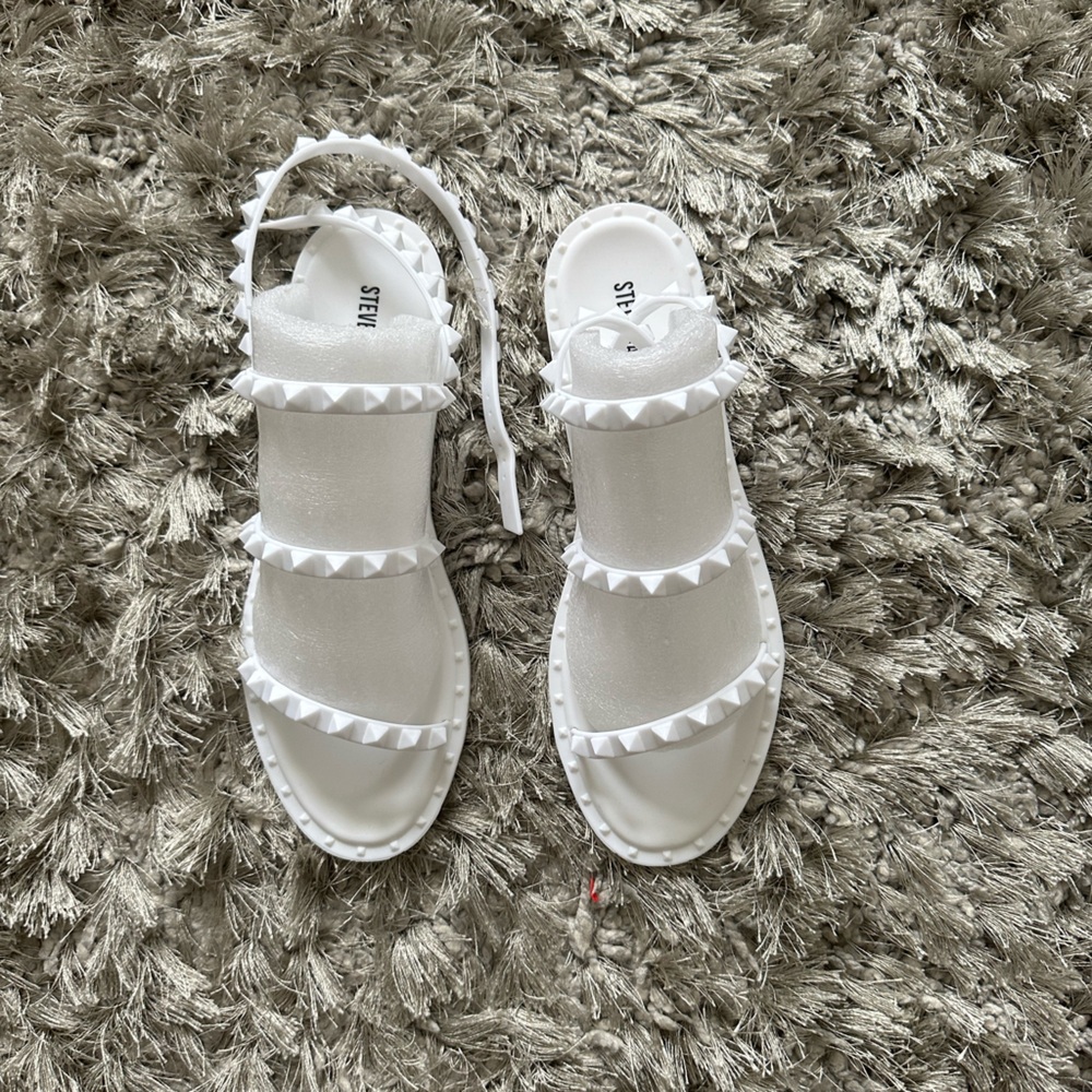 Steve Madden Travel J- white. New! Size 8